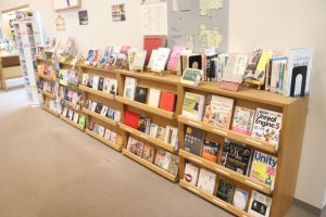 おすすめ図書コーナー書架統一